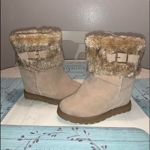 Boots with inner wedge